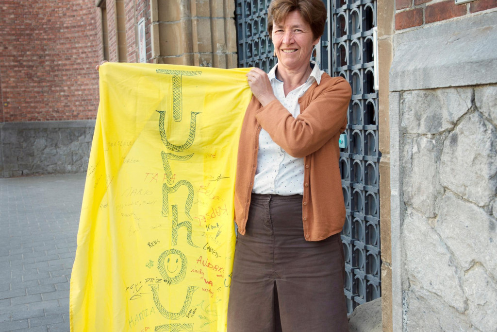 De gele vlag met voornamen erop, verwijst naar het lied 'Tie a yellow ribbon round the old oak tree' dat oproept tot solidariteit met gevangenen