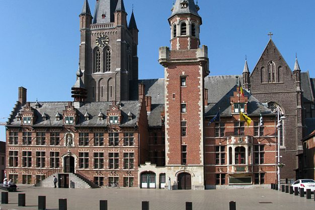 De Sint Vincentiuskerk van Eeklo, met op de voorgrond ook het stadhuis