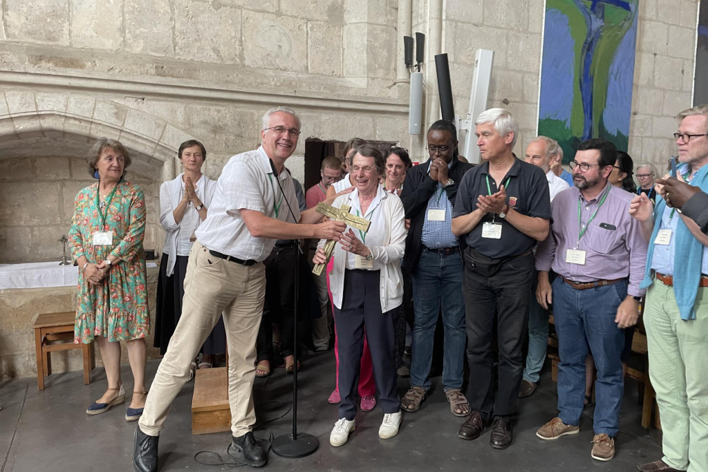 De moderator Michel-Bernard de Vregille (schuin) met enkele leden van de gemeenschap