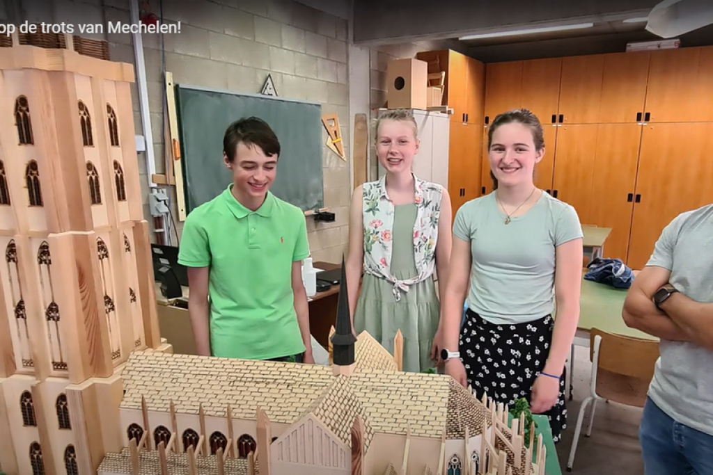 Cédric Brouckaert, Jade Lauwers, Sophie Bonaugure en hun leerkracht Steven Soetewey bij hun maquette van de Sint-Romboutskathedraal