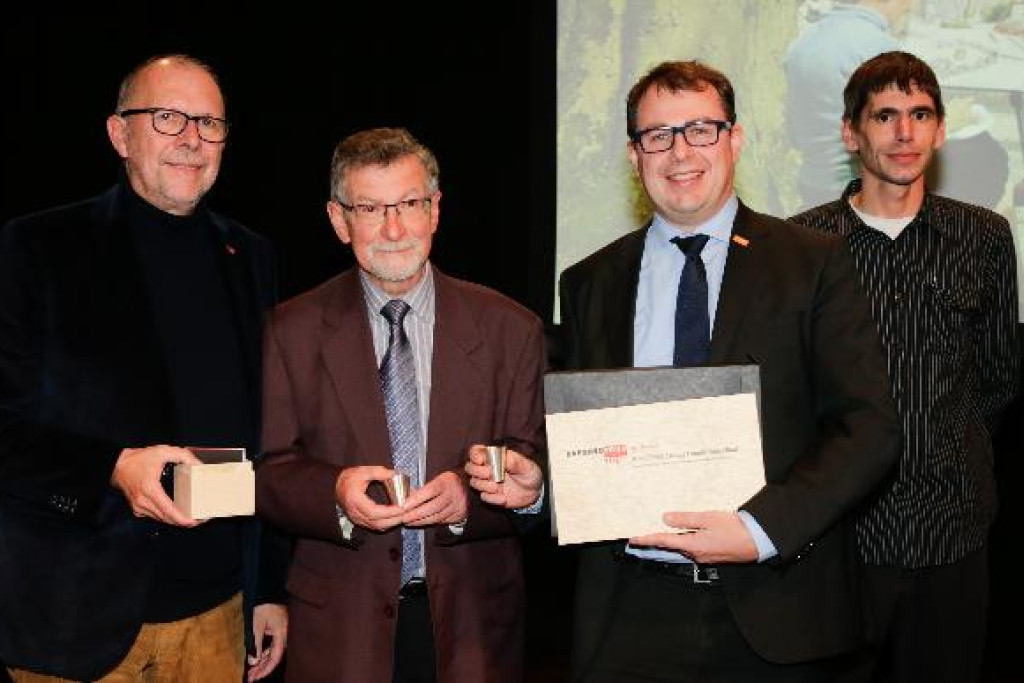 Gedeputeerde Luk Lemmens met de winnaars.