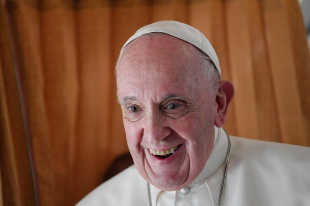 Paus Franciscus tijdens de geïmproviseerde persconferentie