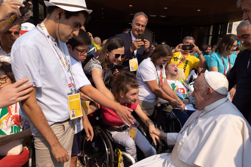 Paus Franciscus in gesprek met gelovigen in Fatima
