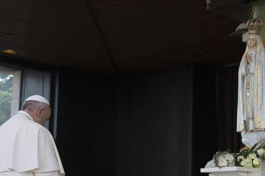 Paus Franciscus in gebed bij O-L-Vrouw van Fatima in 2017