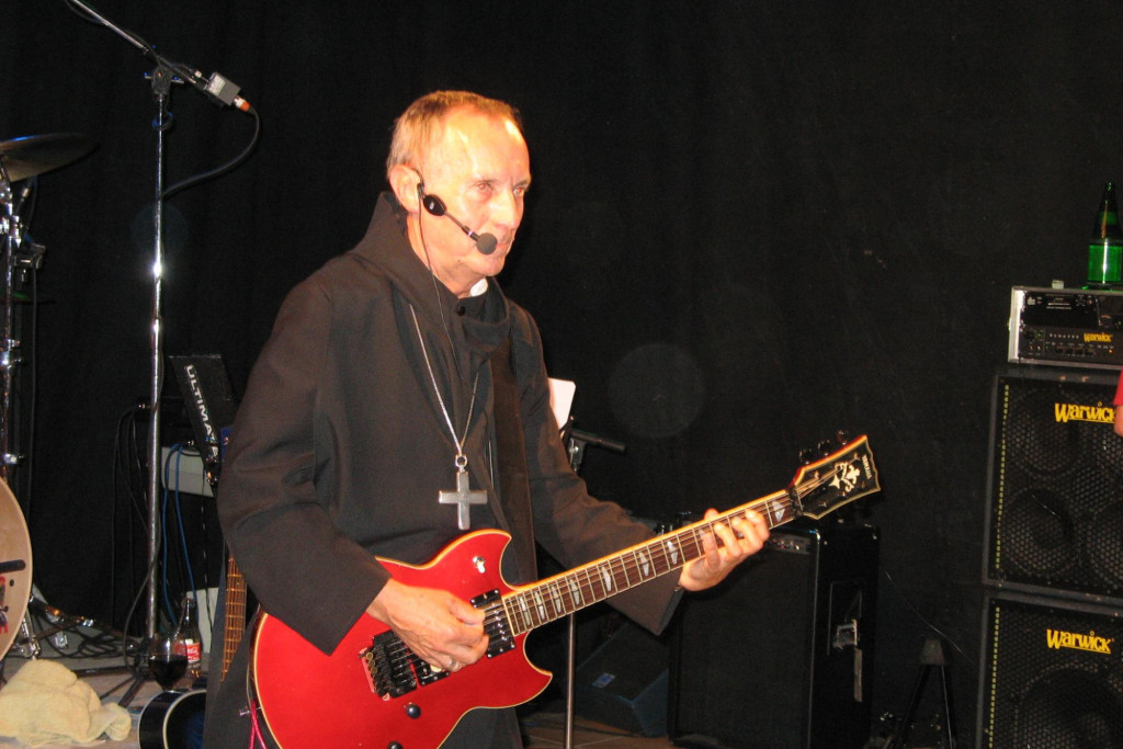 Notker Wolf in actie met zijn band ‘Feedback’.