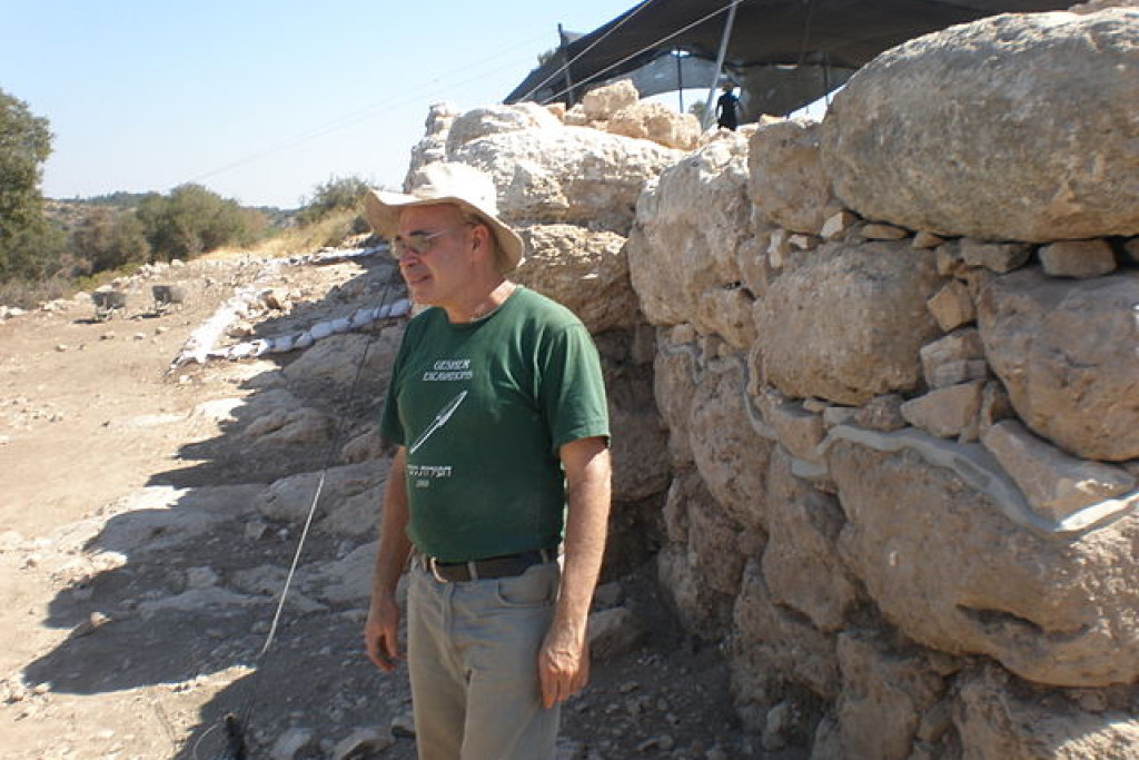 Professor Yosef Garfinkel op de site van Khirbet Qeiyafa