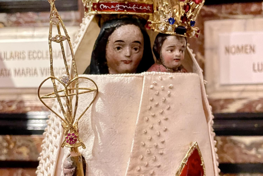 Het genadebeeld van Onze-Lieve-Vrouw van Scherpenheuvel draagt een rode traan op de mantel ter hoogte van haar hart, een teken van medeleven met slachtoffers en overlevers van misbruik in de Kerk.