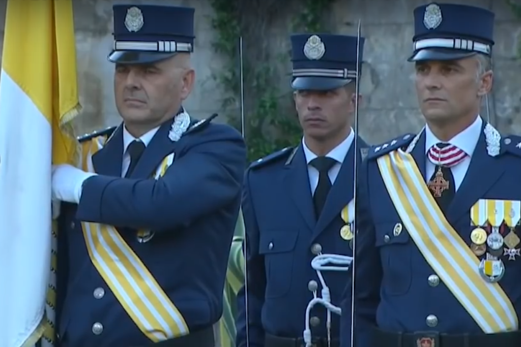 Leden van de Gendarmeria van Vaticaanstad tijdens de eedaflegging van de nieuwe rekruten