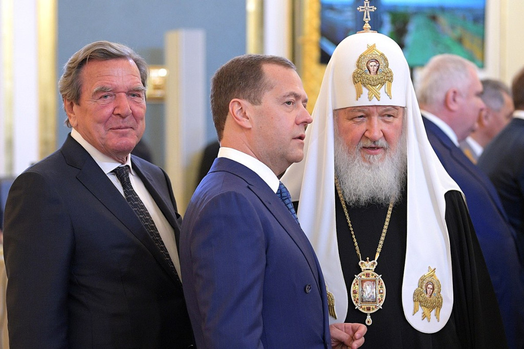Gerhard Schröder met patriarch Kirill en Medvedev, het hoofd van de veiligheidsraad