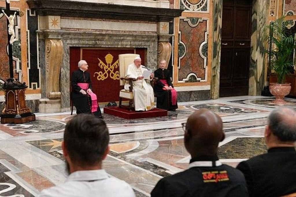 De paus met de missionarissen van het Heilig Hart