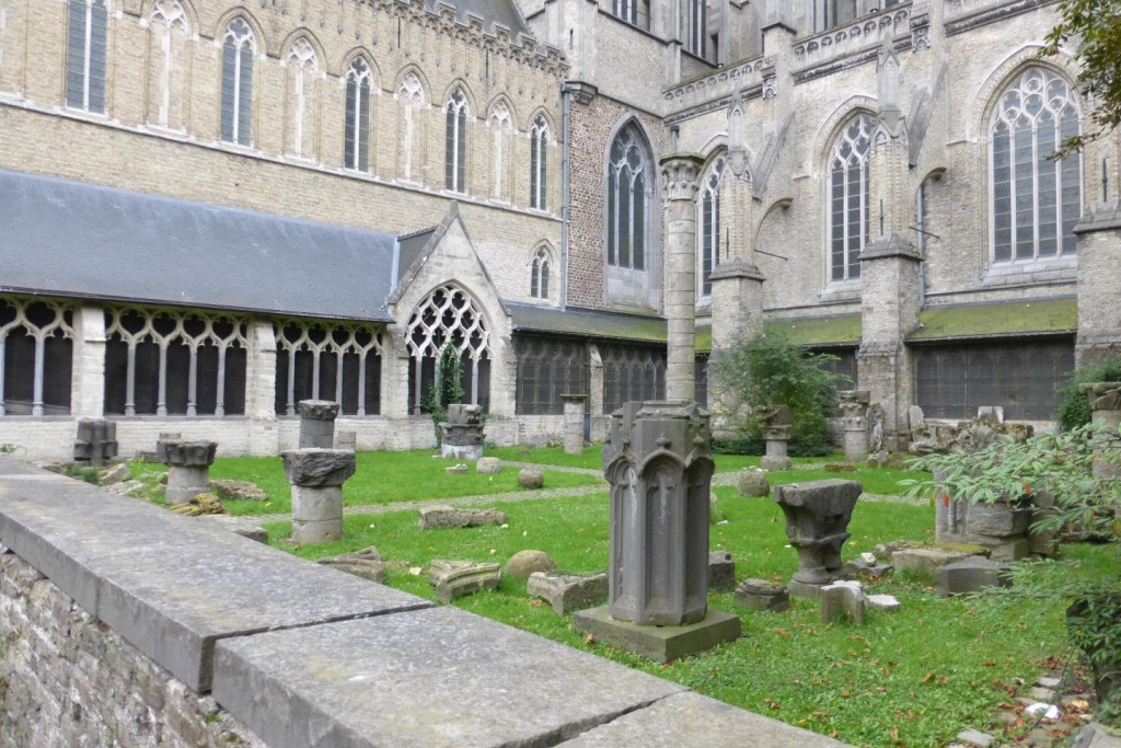De Sint-Maartenskathedraal en het aanpalende klooster in Ieper