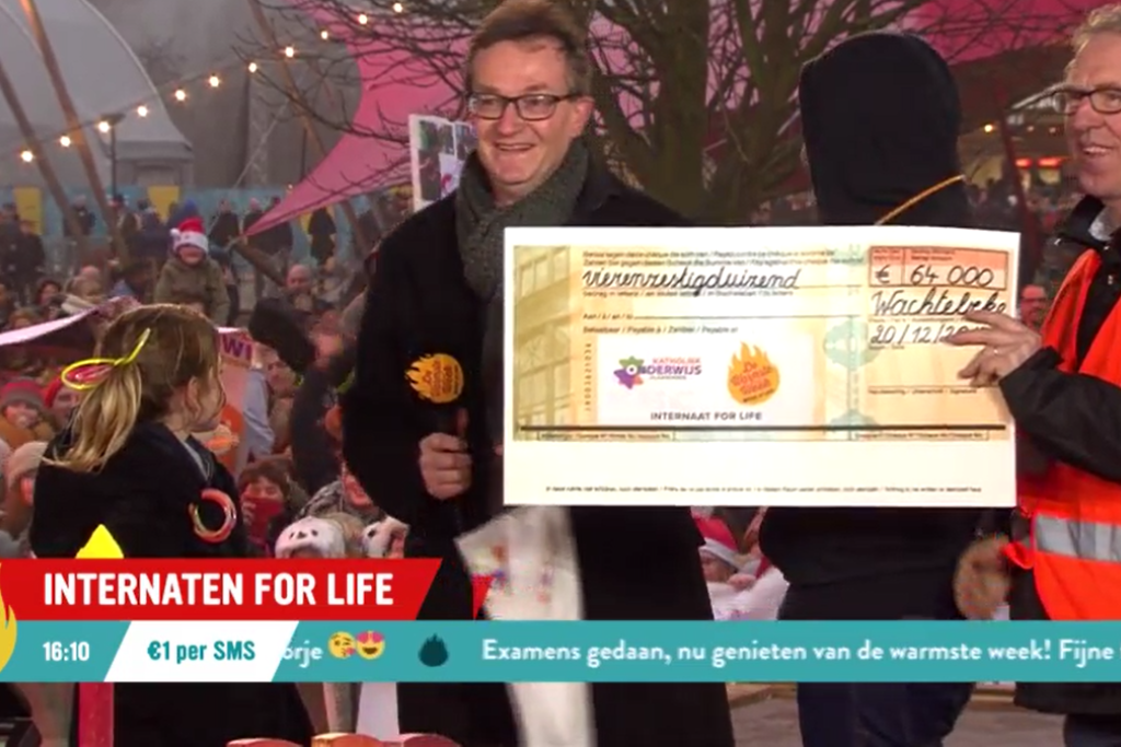 Directeur-generaal Lieven Boeven en internaatbeheerder Jan Coorevits met de cheque op het podium in Wachtebeke