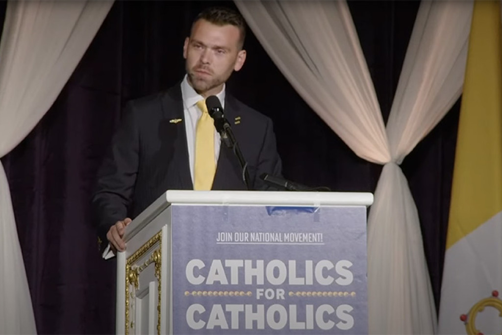 Jack Posobiec spreekt tijdens de Catholic Prayer for Trump op 19 maart
