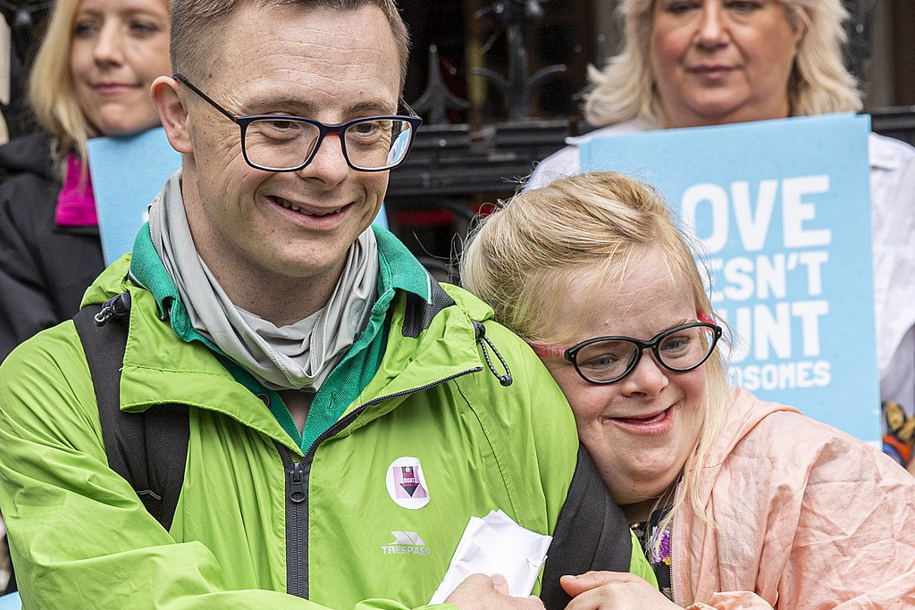 Heidi Crowter met haar echtgenoot James Carter