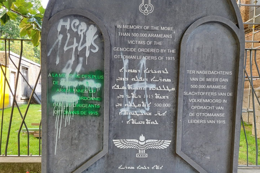 Vandalen probeerden de tekst op het monument onleesbaar te maken