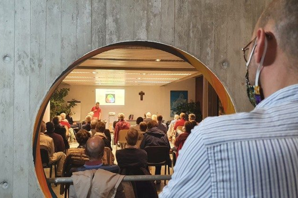 Joachim Lesne modereert een Laudato sí-vergadering in het bisdom Luik 