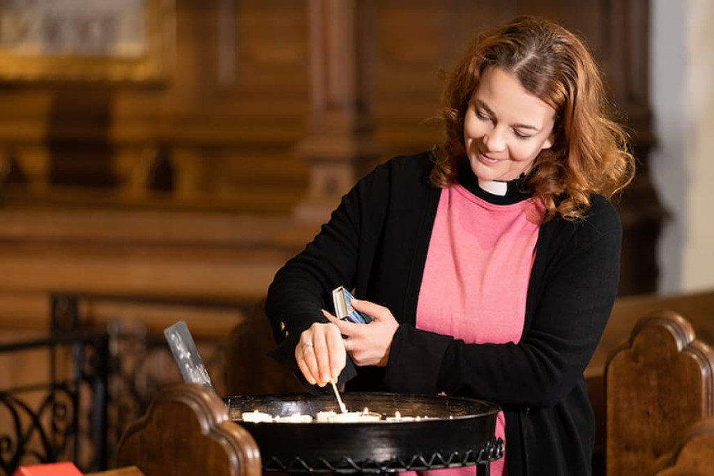 De protestantse predikant Julia Schnitzlein steekt een afstudeerkaars aan voor scholieren die hun eindexamen doen