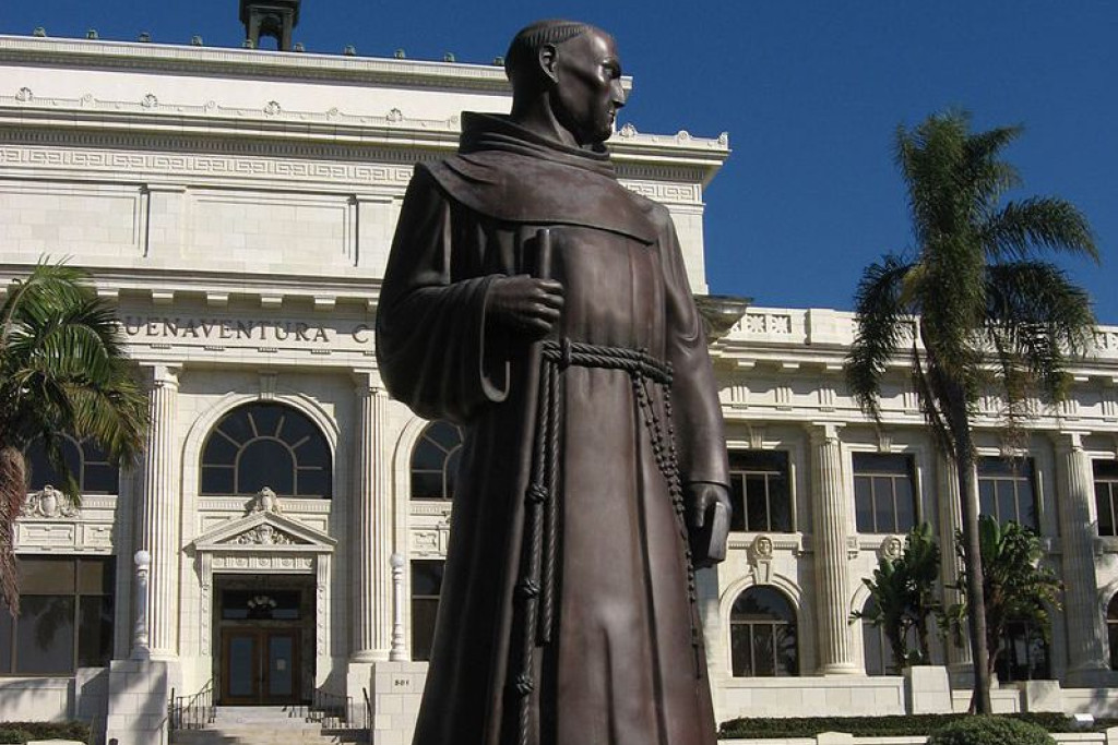Het standbeeld van Junipero Serra in de Californische badplaats Ventura werd weggehaald vanwege het protest van Black Lives Matter.