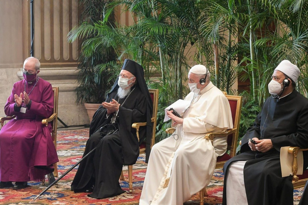 Anglicaans aartsbisschop van Canterbury Justin Welby, oecumenisch patriarch van Constantinopel Bartholomeüs, paus Franciscus en grootimam Ahmad al-Tayyeb van al-Azhar in Caïro