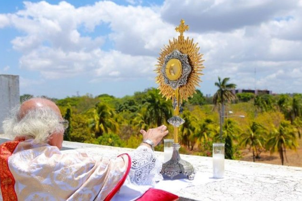 Kardinaal Brenes Solórzano zegent Managua met het heilige sacrament (archieffoto)