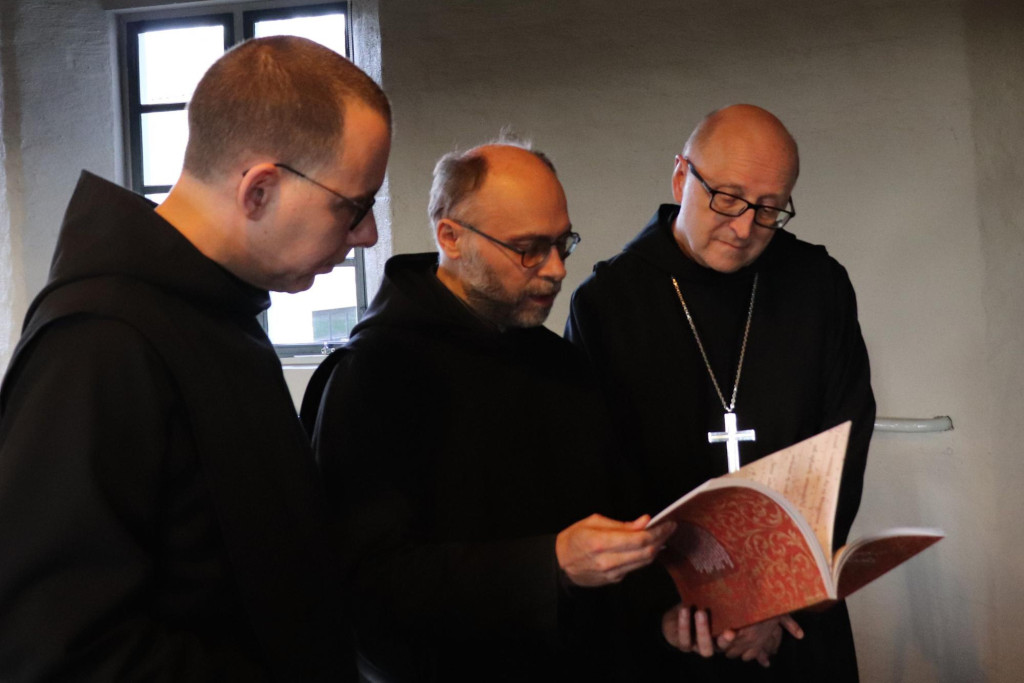 Abt-primaat Gregory Polan (achteraan) met prior Dirk Hanssens en medebroeder Thomas Quartier