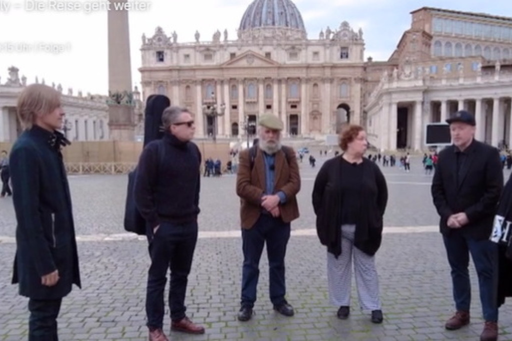 Leden van de Kellyfamilie op het Sint-Pietersplein