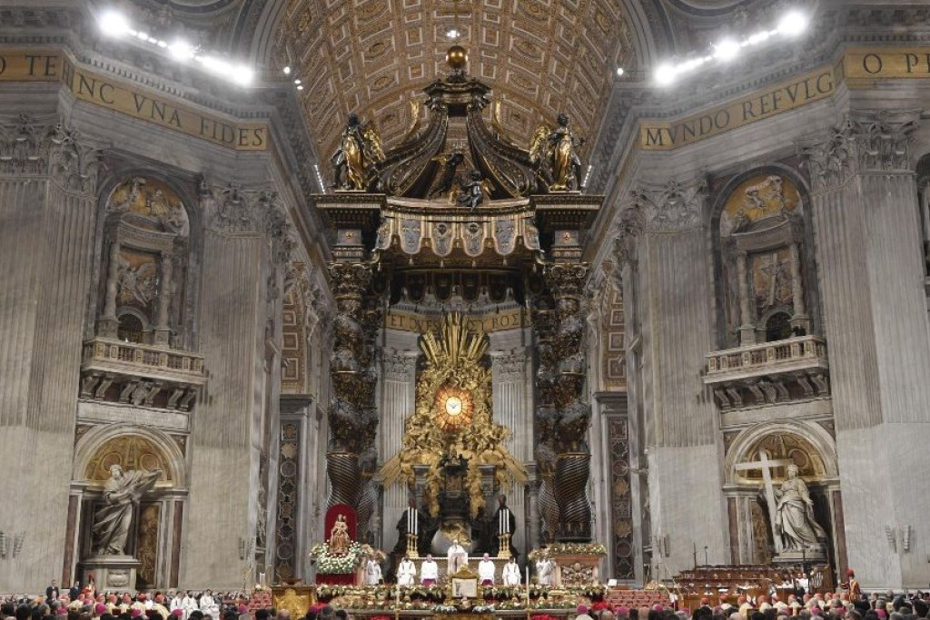 Paus Franciscus tijdens de middernachtmis in de Sint-Pietersbasiliek