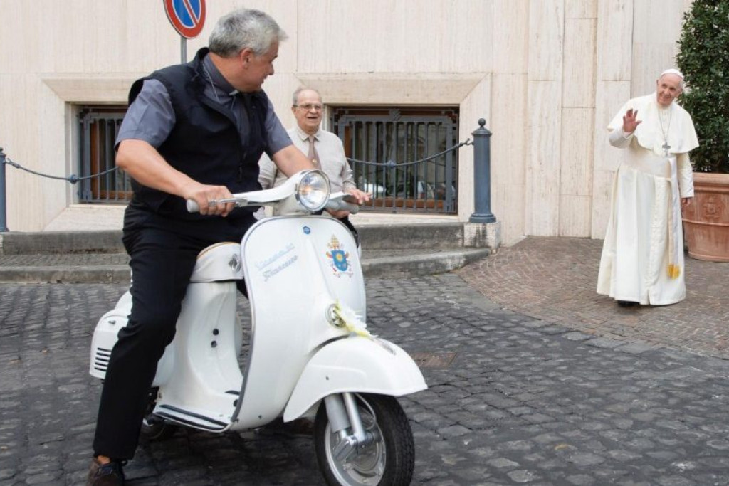 Konrad Krajewski, de armenaalmoezenier van de paus, probeert even de vespa uit 