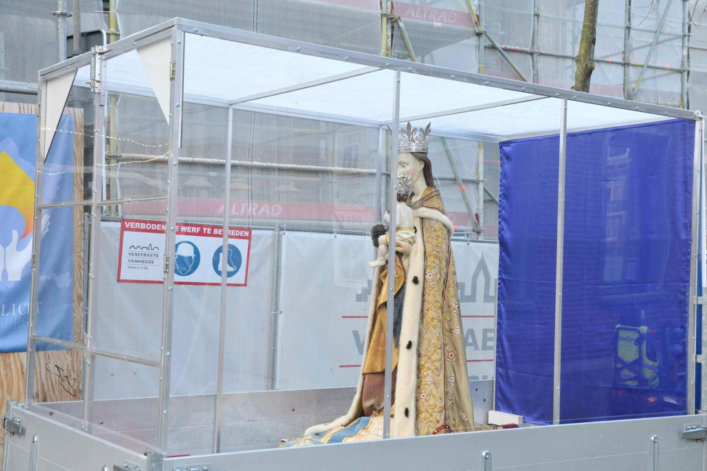 Vertrek van het processiebeeld vanuit de basiliek in een aanhangwagen met plexiglas