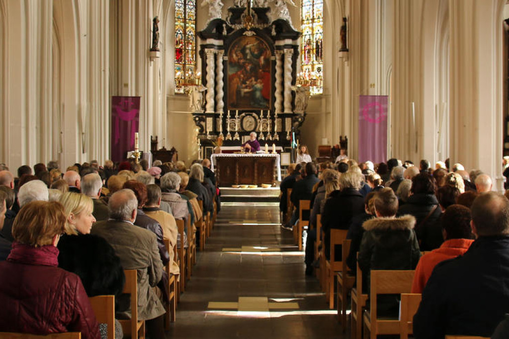 8,9 % van de Belgen gaat minstens één maal per maand naar de kerk