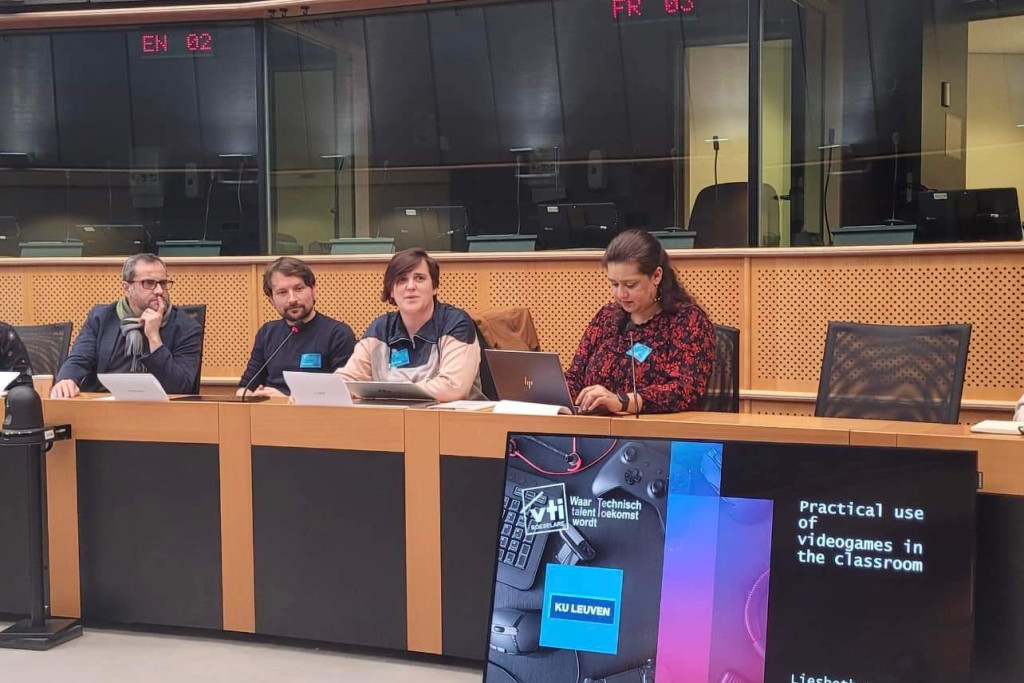 Liesbeth Last spreekt een rondetafel in het Europees Parlement toe over het nut van videogames in het (godsdienst)onderwijs.
