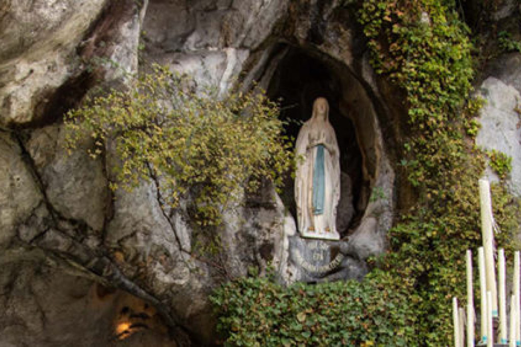 De grot van Massabielle, het kloppende hart van het bedevaartsoord Lourdes