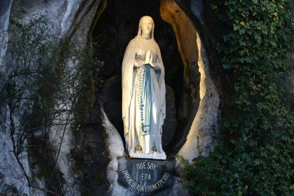 Het beeld van Onze-Lieve-Vrouw in de Massabiellegrot van Lourdes