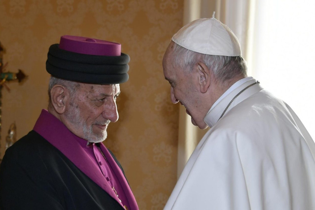 Mar Gewargis III & paus Franciscus tijdens hun ontmoeting op 9 november 2018