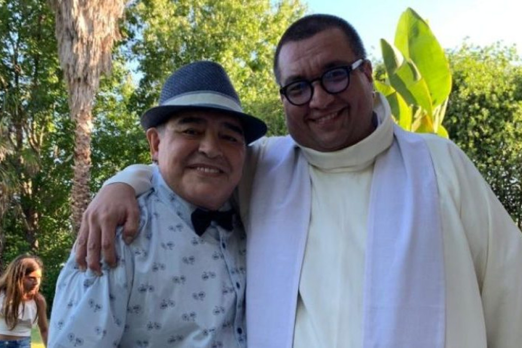 Pastoor Fabian Báez met voetballegende Diego Maradona