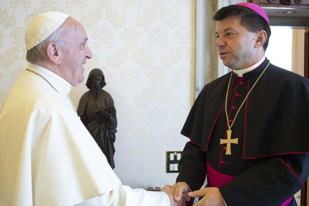Aartsbisschop Marek Zalewski tijdens een audiëntie bij paus Franciscus (archieffoto)