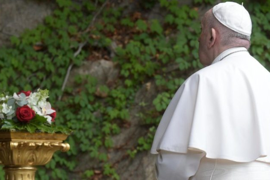 Met een gebed bij de Lourdesgrot in de Vaticaanse Tuinen, online gedeeld in andere Mariaoorden, vroeg de paus Maria’s hulp in de strijd tegen corona