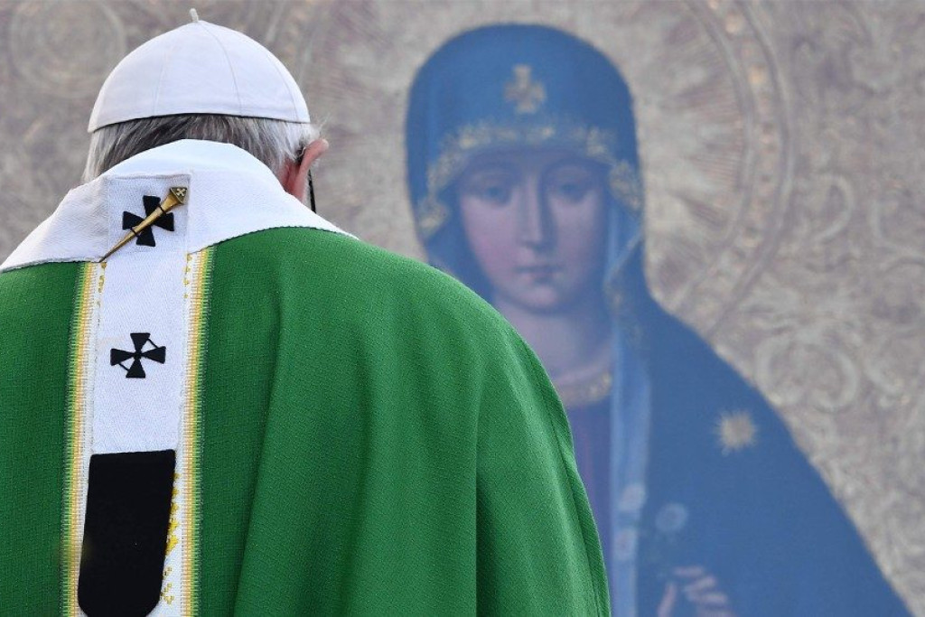 Paus Franciscus in gebed tot Maria