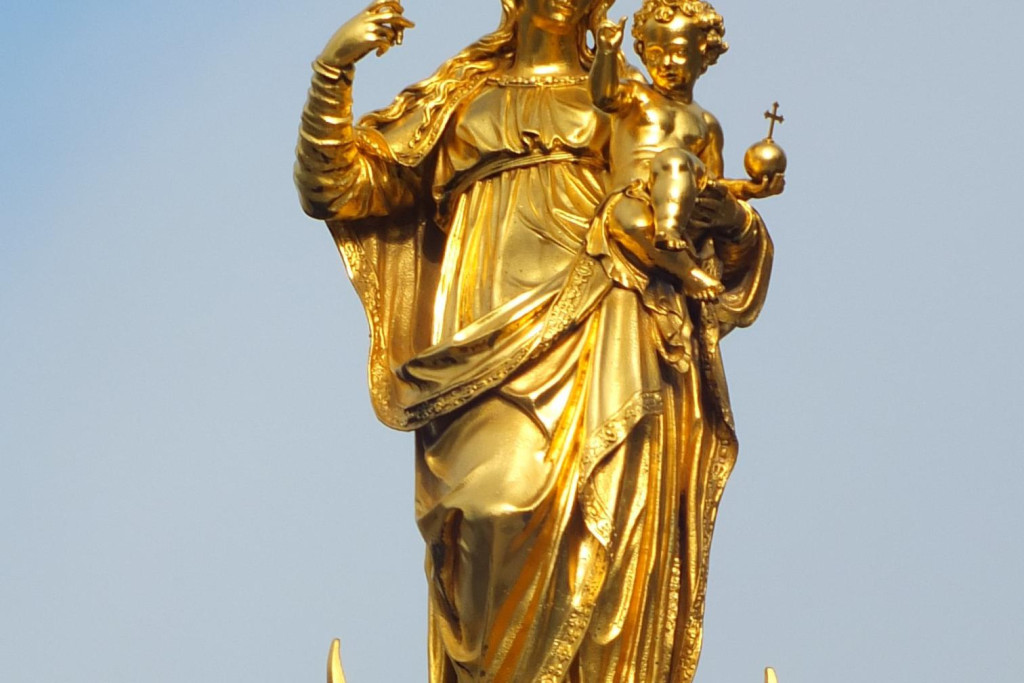 Het beeld van de Maagd Maria op de zuil in München