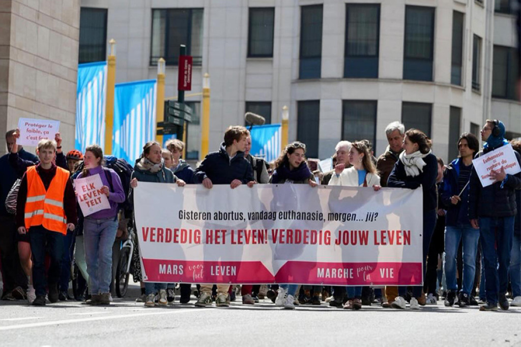 De Mars voor het Leven in Brussel op zondag 21 april trok enkele honderden deelnemers