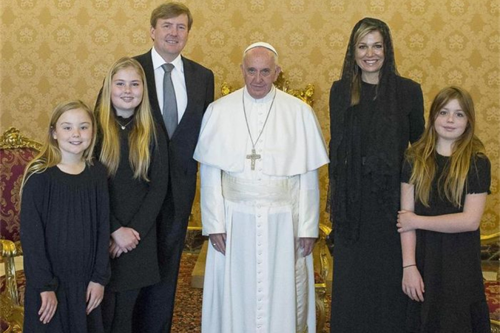 Koning Willem-Alexander met zijn kinderen op privé-audiëntie bij Franciscus