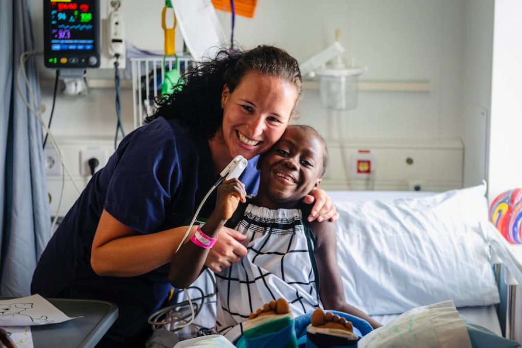 Melanie Leeman, een van de vrijwillige verpleegkundigen aan boord van de Global Mercy 