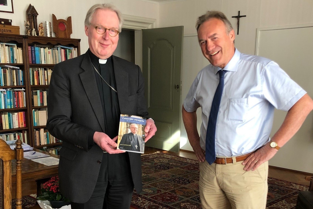 Bisschop Gerard de Korte en Leo Fijen van uitgeverij Adveniat