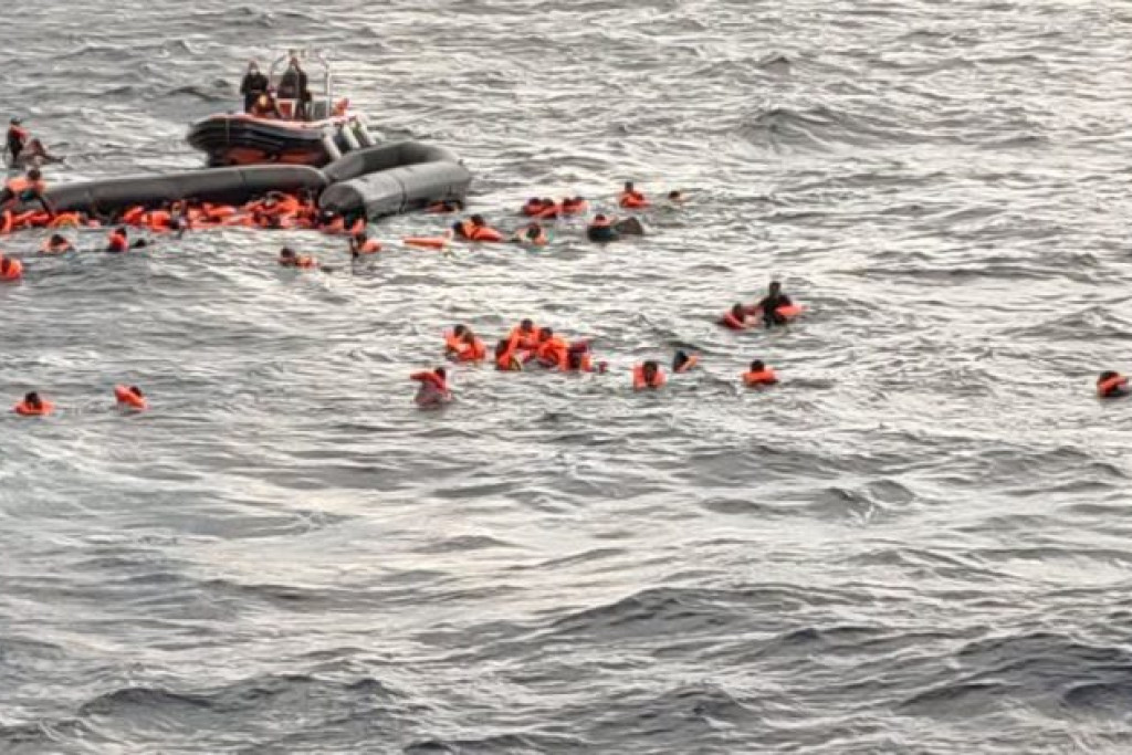 Migranten in de Middellandse Zee wachten op het Spaanse reddingsschip Open Arms