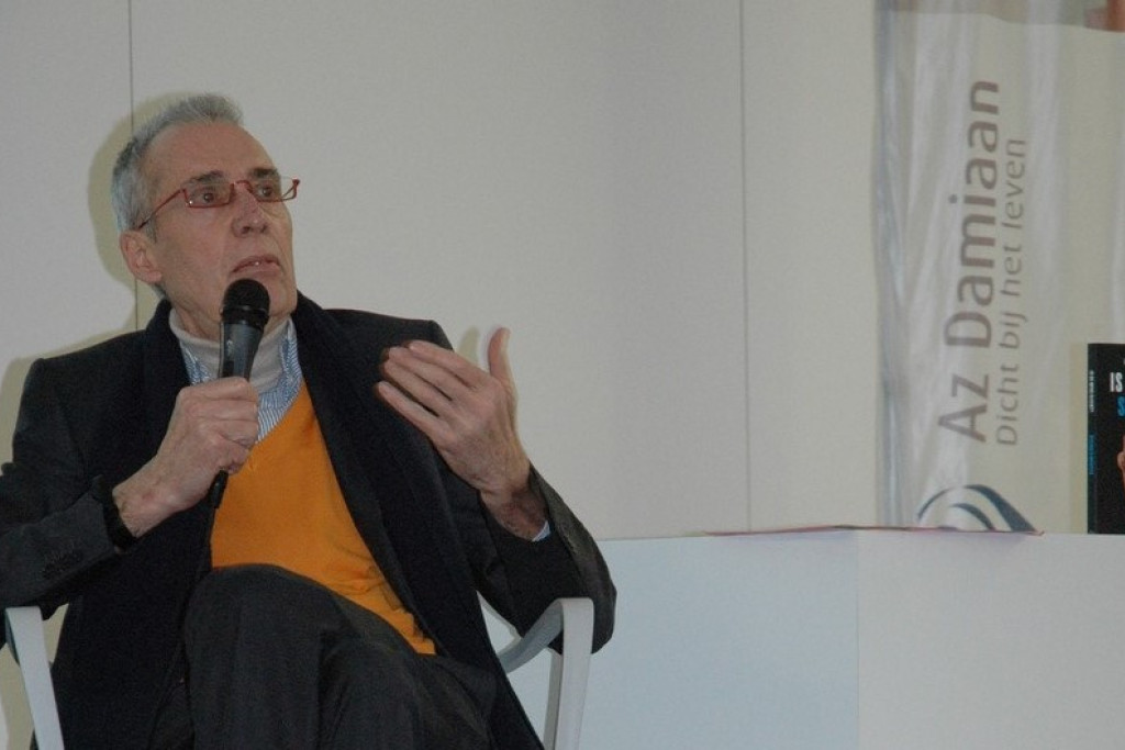 Dr. Reginald Moreels tijdens de voorstelling van zijn boek in AZ Damiaan Oostende 