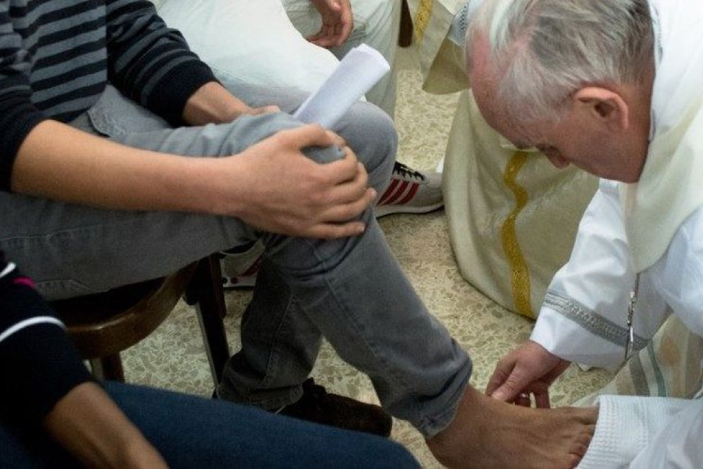 Paus Franciscus wast de voeten van jeugddelinquenten in het Casal del Mormo.