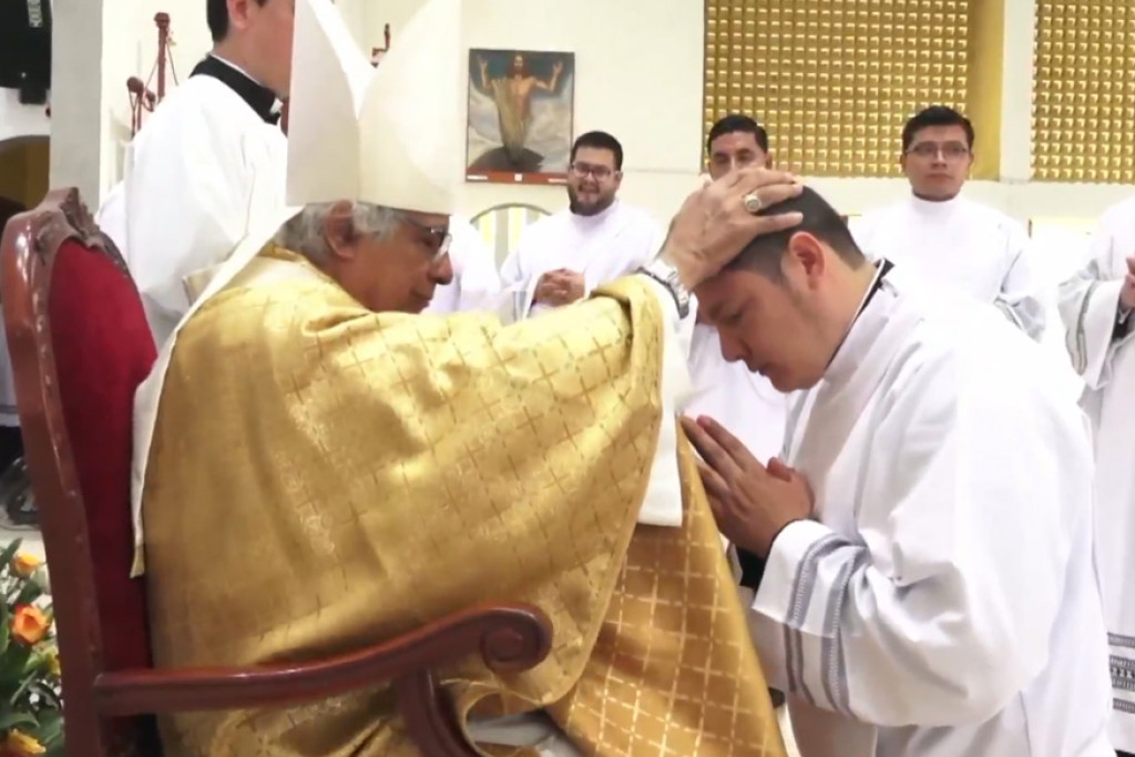 Kardinaal Brenes wijdt 9 priesters in de kathedraal van Managua op zaterdag 6 januari 2023