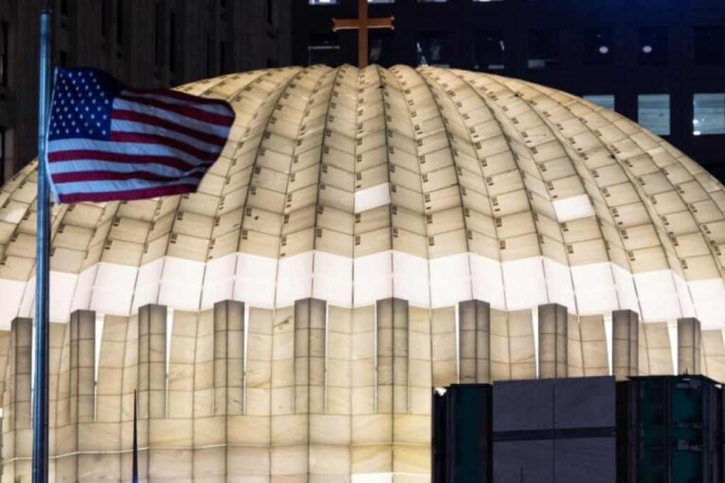 De witte koepel van de Sint-Niklaaskerk