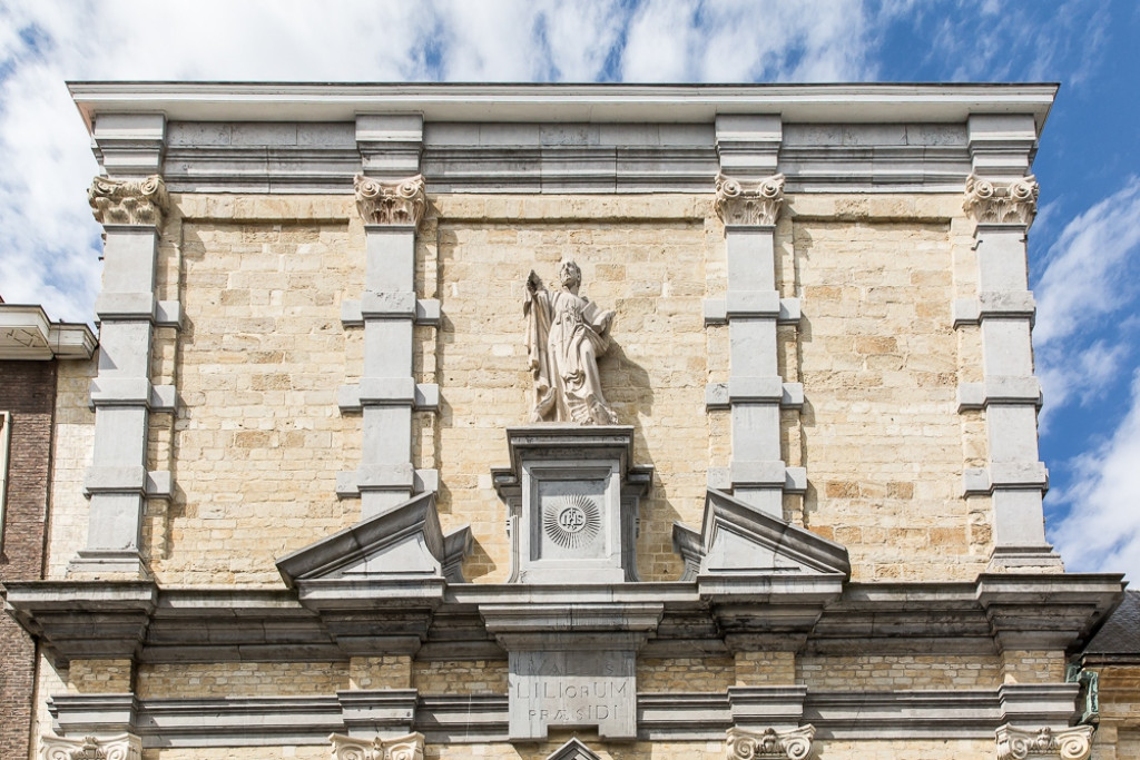 Gevel van de kerk van Onze-Lieve-Vrouw van Leliëndaal in Mechelen.