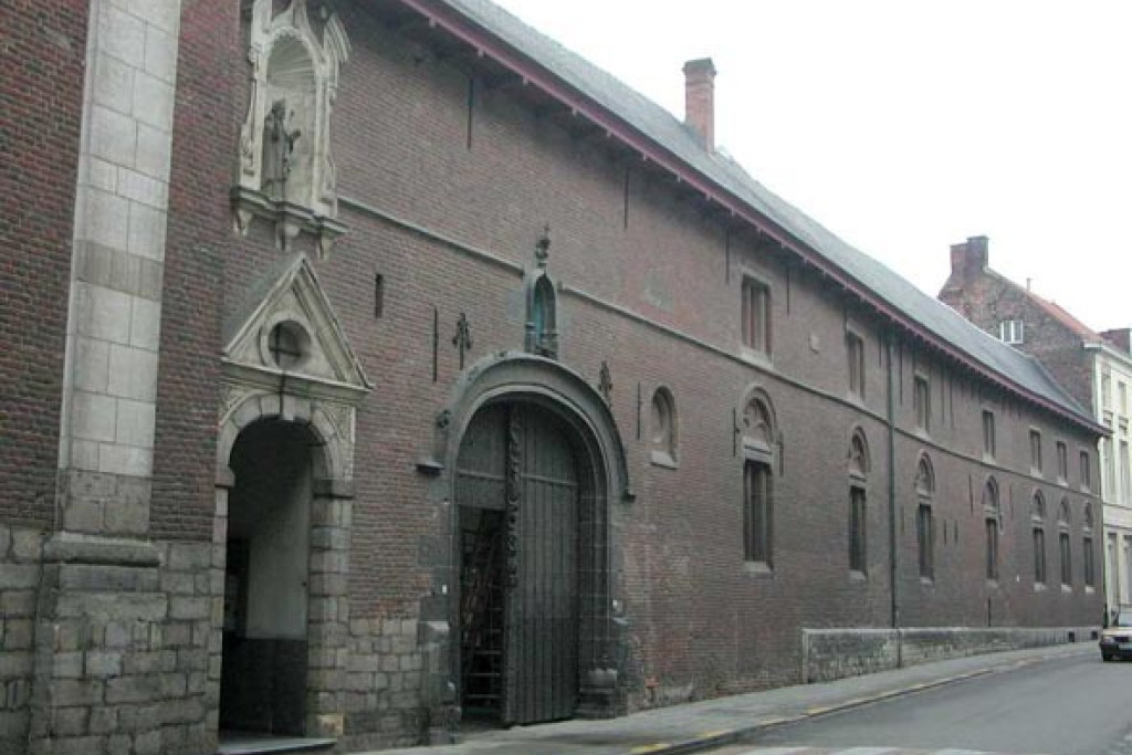 Het klooster van het Onze-Lieve-Vrouwhospitaal op het Buda-eiland in Kortrijk